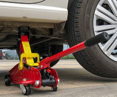 千斤頂頂升車輛一定要拉手剎、熄火