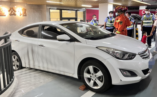 倒車不慎使后輪懸空，臥式千斤頂助您快速脫困